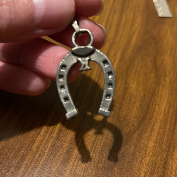 Horse shoe necklace charm - Picture 2 of 2
